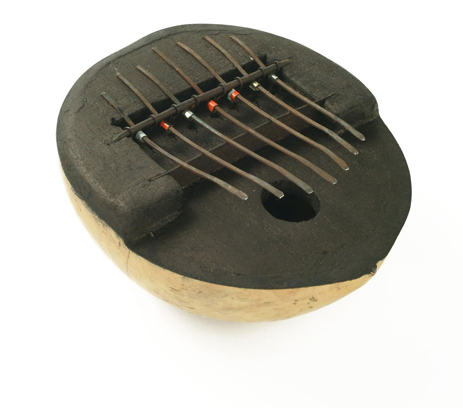 Instruments: Sanza-kalimba sur calebasse